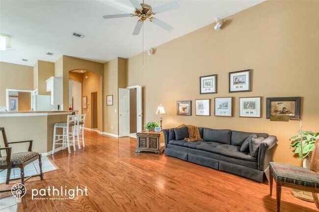 Building Photo - 2885 Ridgedale Dr