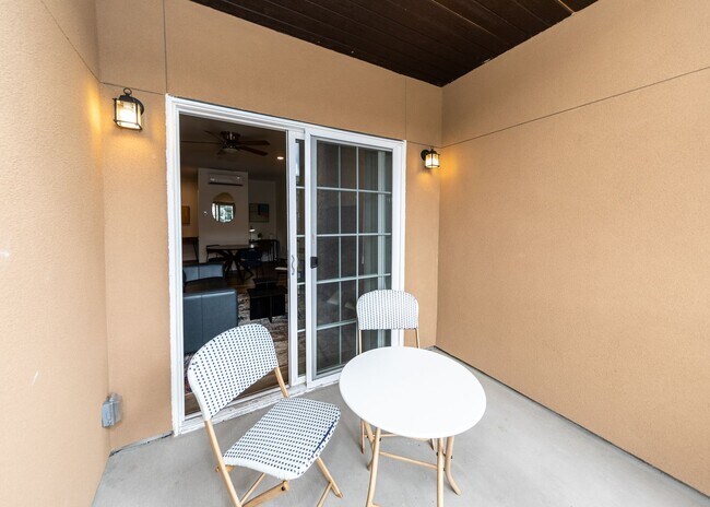Building Photo - Top Floor 1 Bed with amazing Mt. Views near Nature