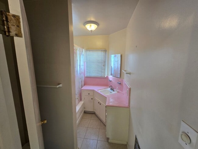 Building Photo - Classic 3 Bed, 2 Bath Home on Large Lot