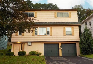 Building Photo - 3 Bed |1 Bath Beautiful Flat with Garage A...
