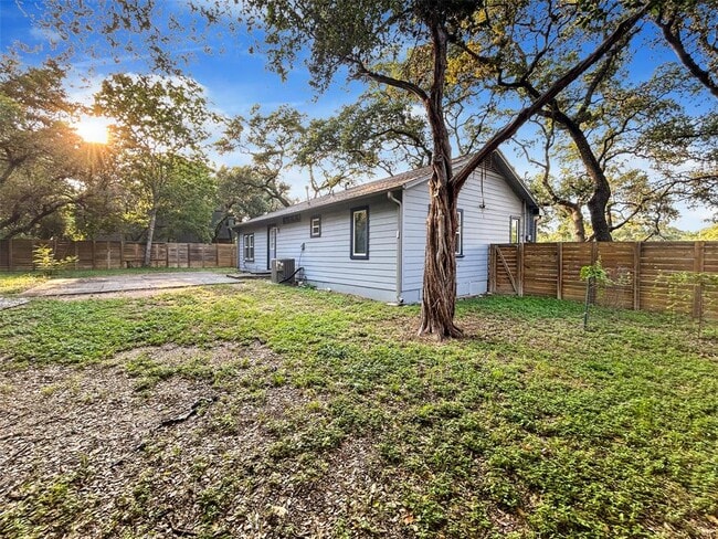 Building Photo - 805 Herndon Ln
