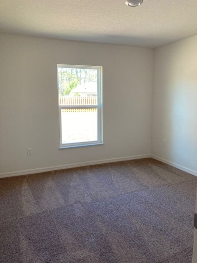 Building Photo - Like New 3/2/2 house with a screened in porch.