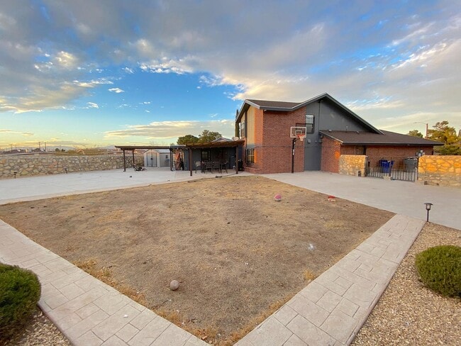 Building Photo - East El Paso 4 bed Refrig A/C!