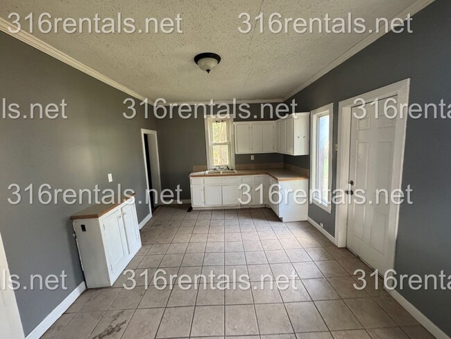 Primary Photo - $950 - 3 bed 1 bath - Single Family Home