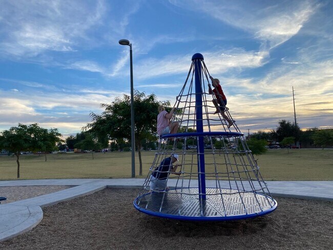 Building Photo - 726 E 3rd Ave