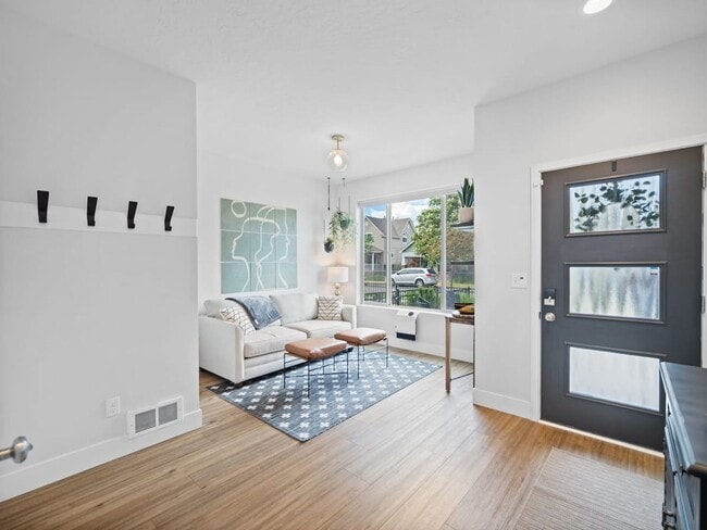 Building Photo - Beautiful Townhouse In Spokanes Kendall ya...
