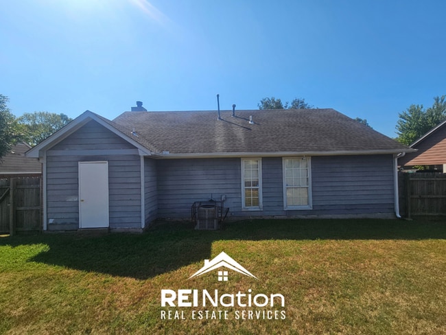 Building Photo - MEMPHIS CHARMER! | Vaulted Ceilings & Brick Fireplace | 3 Bed / 2 Bath