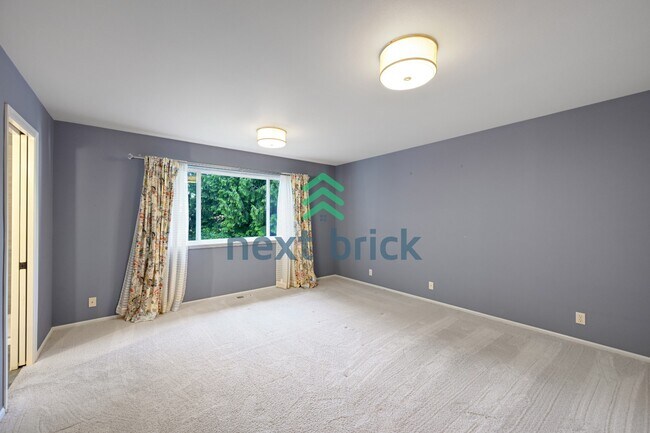 Building Photo - Quiet and Spacious 5-Bedroom Haven w/ 2.5 Baths – 2420 Sq Ft of Comfort Awaits!