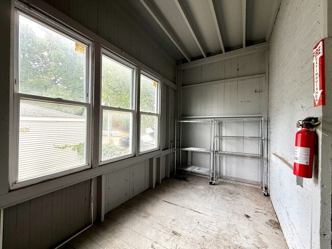 Building Photo - 1901 N Hoyne Ave