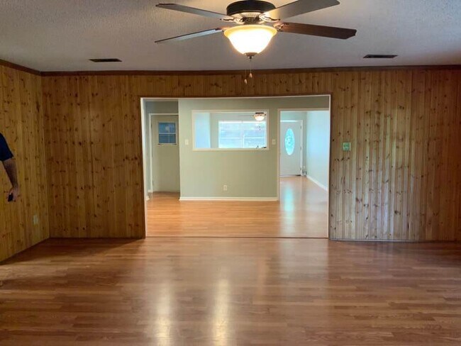 Building Photo - Spacious 3-Bedroom Home with 1.5 Baths & H...