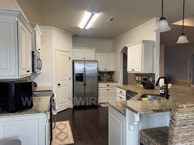 Building Photo - 303 Ponderosa Dr