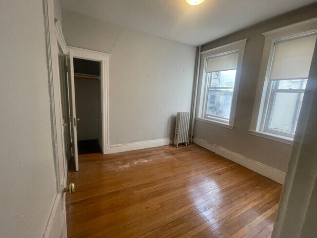 Building Photo - Split 2 Bed -With New Kit and Bath -Heat Inc -No Feer Stuidents Ok -Close to green line