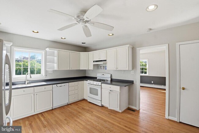 Building Photo - 2913 Cleave Dr