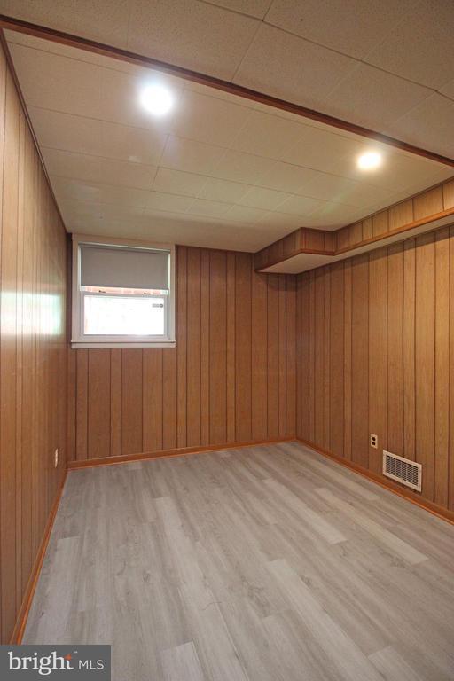 Building Photo - 102 Yeonas Dr SE