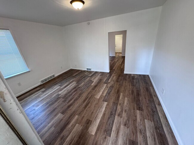 Building Photo - Fully Updated 3-Bed 1-Bath House w/ Covered Porch in Christy Park!!!