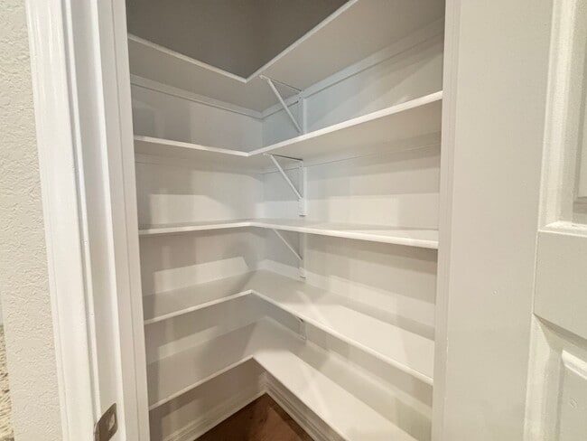 Building Photo - Want luxury living in the Far West ...Look no further...Amanda Park is it!