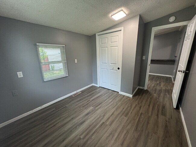 Building Photo - Charming 3-Bedroom Haven in Springfield with Spacious Living!
