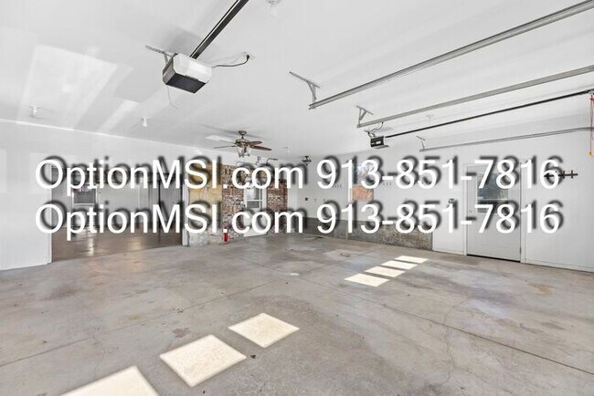 Building Photo - Country Charm Just Minutes From Lawrence!