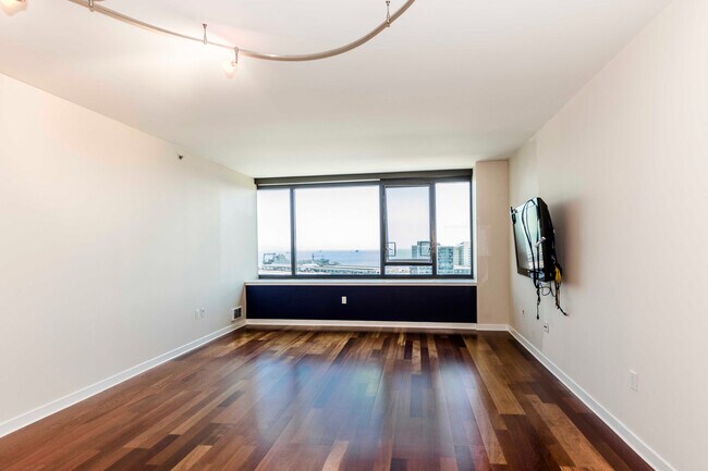 Building Photo - 250 King St