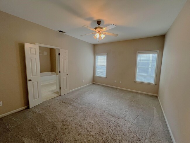 Building Photo - 1342 Island Pl E