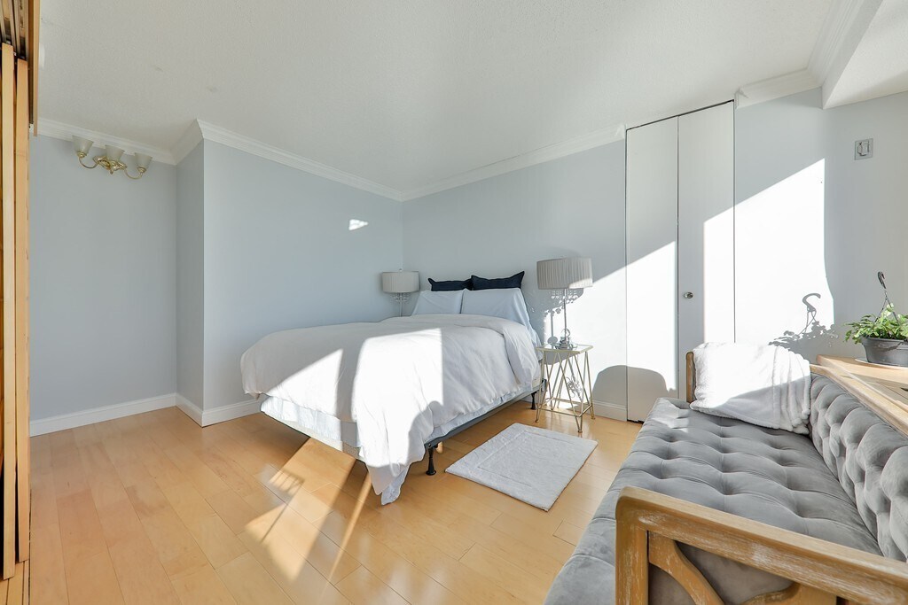 Building Photo - 65 E India Row