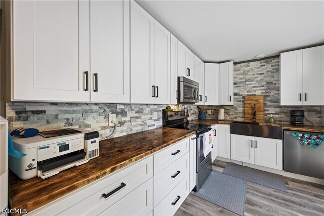 Building Photo - 5240 Cedarbend Dr