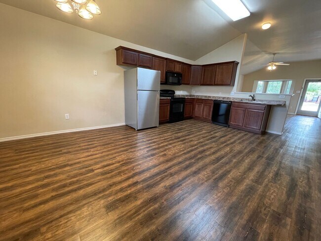 Building Photo - Cute 3/2/2 in a Cooper ISD