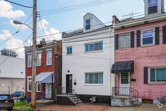 Building Photo - Luxury 4 Bed, 2.5 Bath, Amazing South Side...