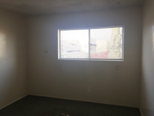 Building Photo - 631 Almond Ave