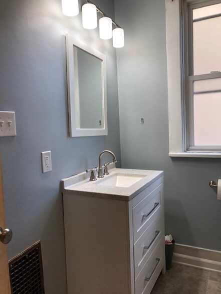 Building Photo - 260 Academy Ave