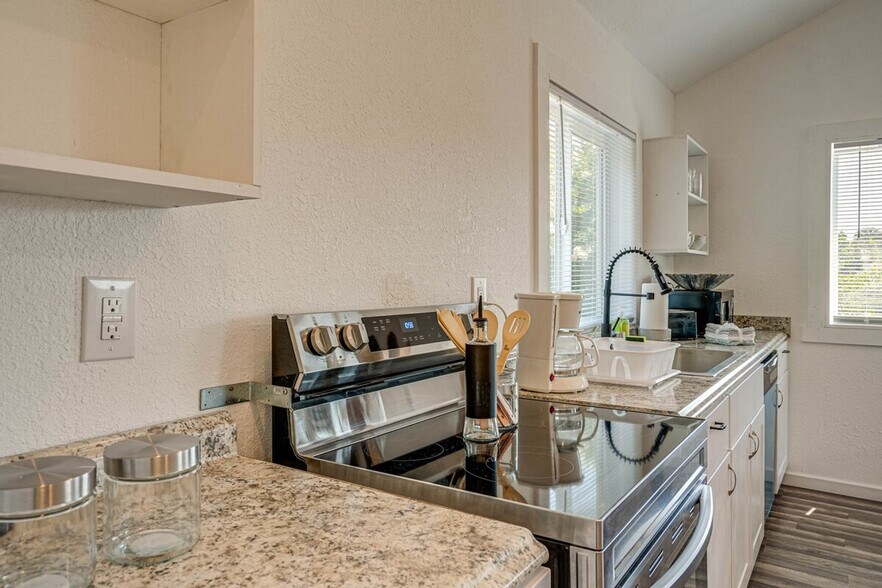 Building Photo - 1120 Sunrise Hill