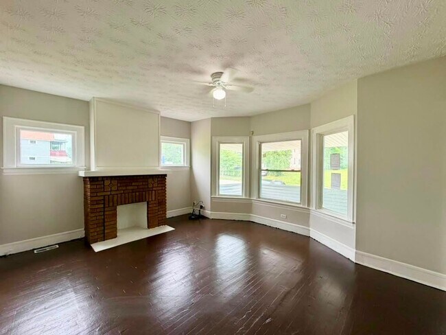 Building Photo - 2 Bedroom, Spacious Units - Now Available!