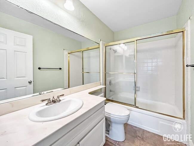 Building Photo - Beautiful 2BD/2.5BA W/ Updated Kitchen, and Attached Garage in Bay Ho!