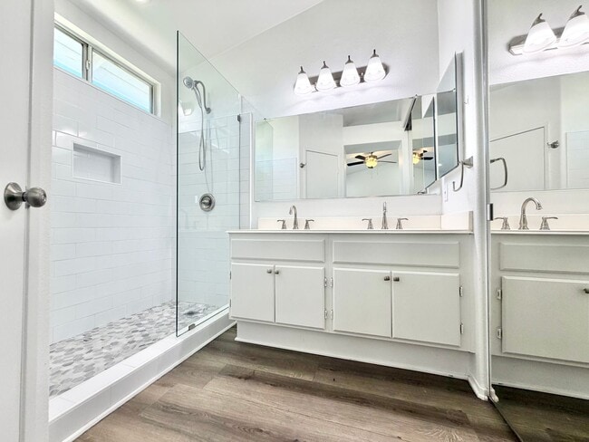 Building Photo - Stunning 4 Bedroom Home in California Tradewinds