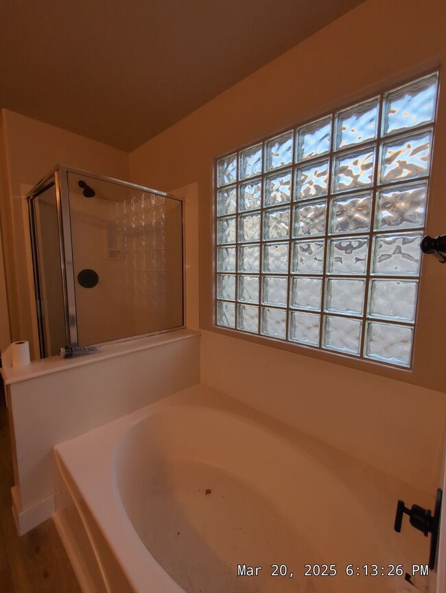 Building Photo - SPACIOUS and beautifully remodeled home! E...