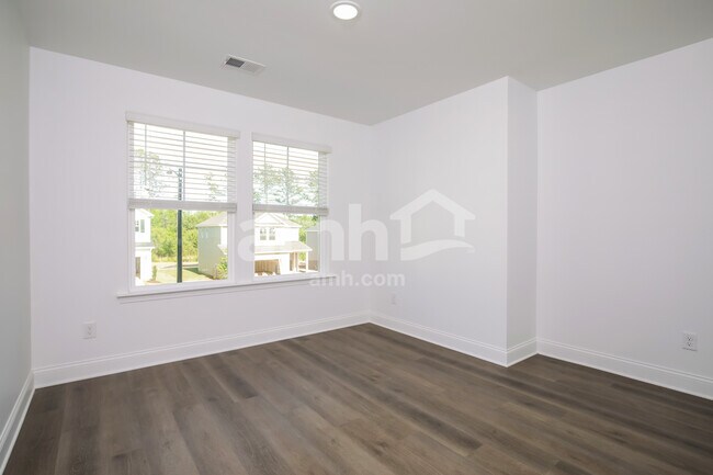 Building Photo - 120 Pond Rdg Run