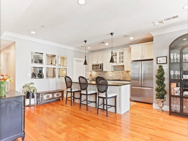 Building Photo - 525 E 7th St