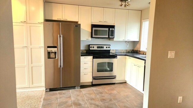 Building Photo - Lovely Oak Harbor Living and Pet Friendly!!