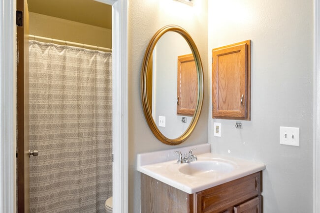 Building Photo - Charming 2 beds 2.5 baths in Aurora with a...