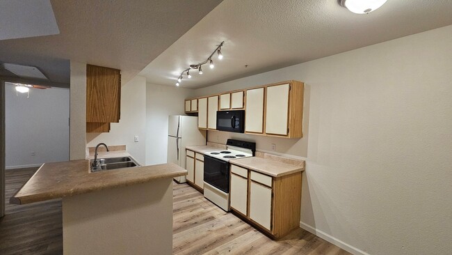 Building Photo - Arbors 2 Bedroom/2 Bath Condo New Flooring...