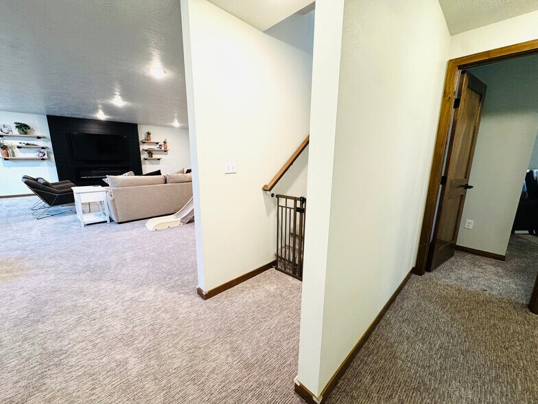 Building Photo - 5513 S Dubuque Ave