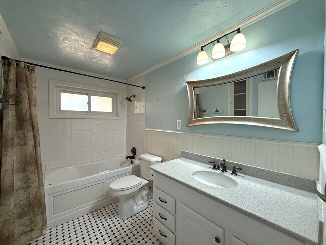 Building Photo - Timeless Comfort in Midwest City – 3BR Hom...