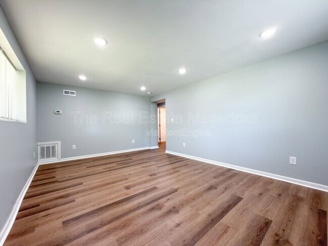 Building Photo - 409 Longview Dr