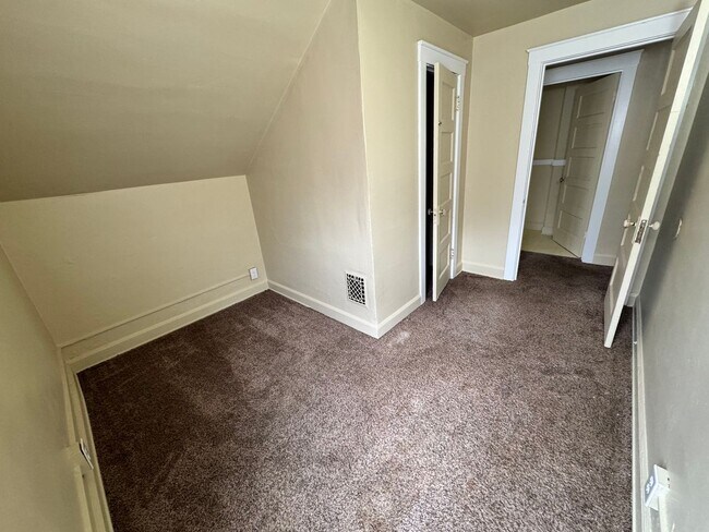 Building Photo - 3 Bedroom House