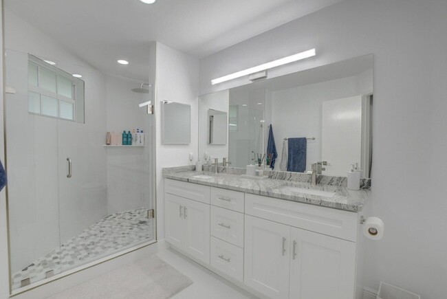 Building Photo - 6553 Via Regina