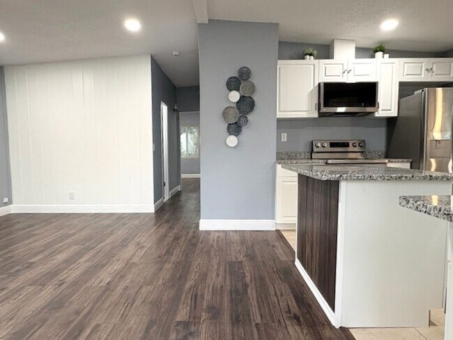 Building Photo - Beautifully Updated DeLand Home with Huge Fenced Backyard!!!