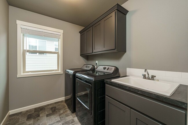 Building Photo - Stunning Salmon Creek Gem for Rent! - 3 Be...