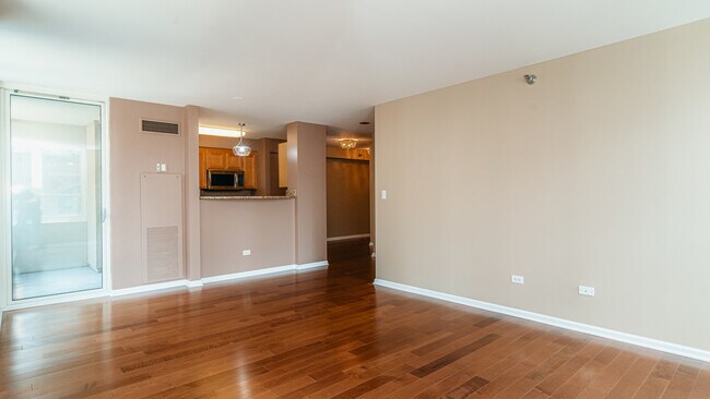 Building Photo - 345 N La Salle Dr