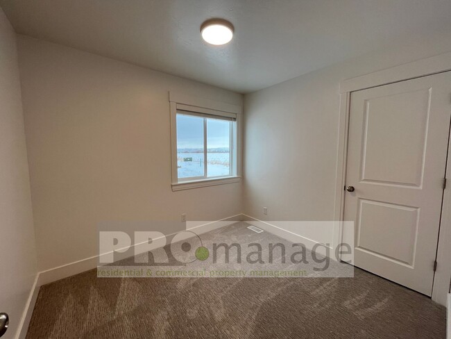Building Photo - 3 Bed, 2 Bath Town Home w/ 2 Car Garage - ...