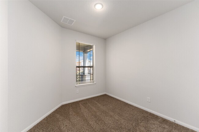 Building Photo - 25587 Blossom Ct